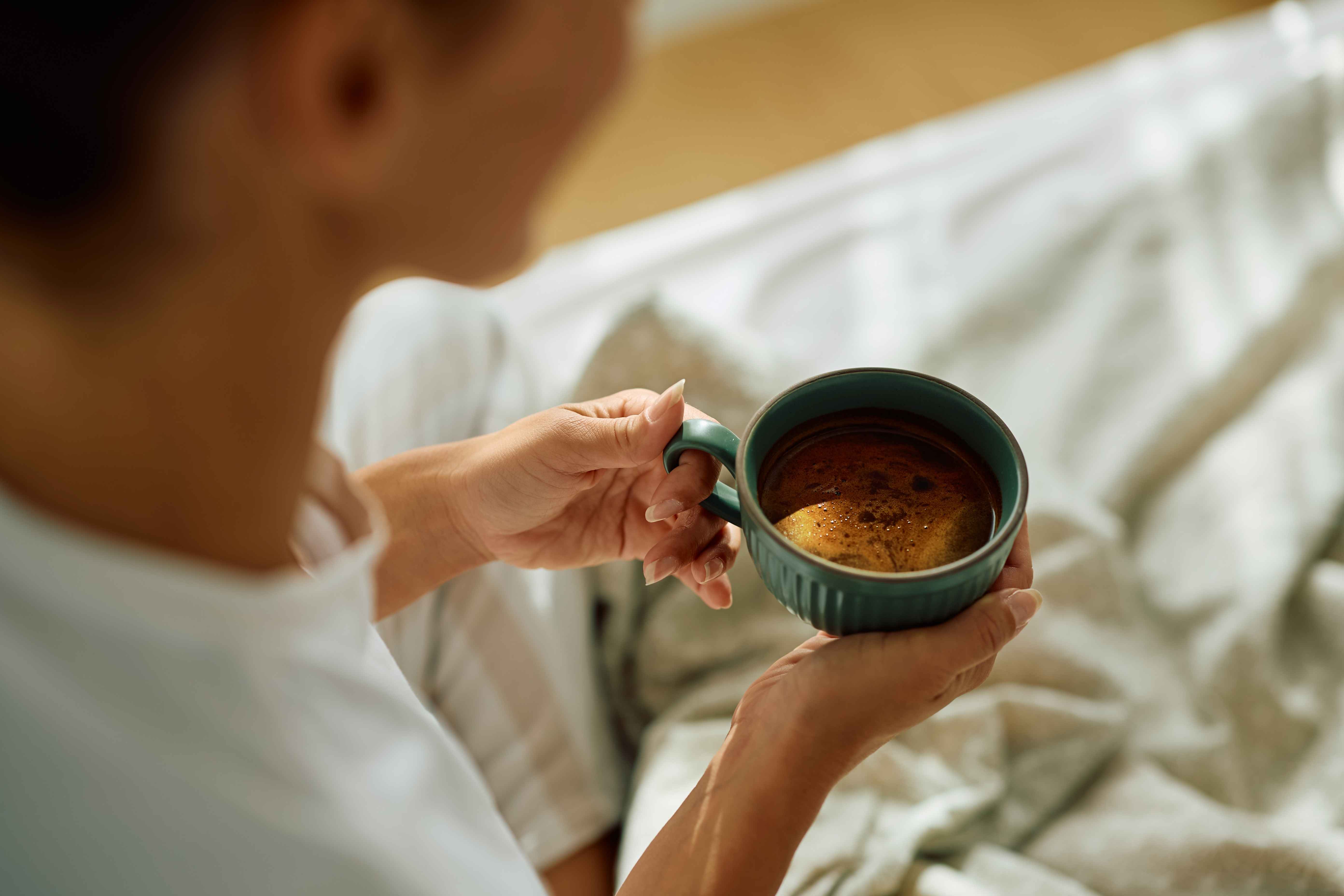 muž pije kafe